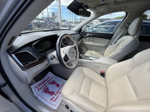 2016 Volvo XC90 T6 Momentum