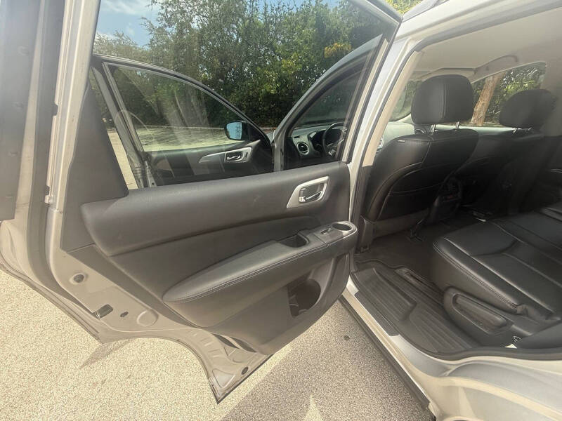 2017 Nissan Pathfinder SL