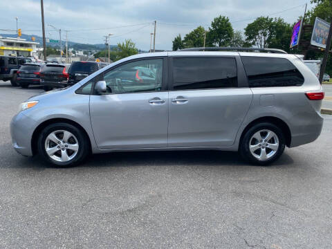 2017 Toyota Sienna LE 8-Passenger