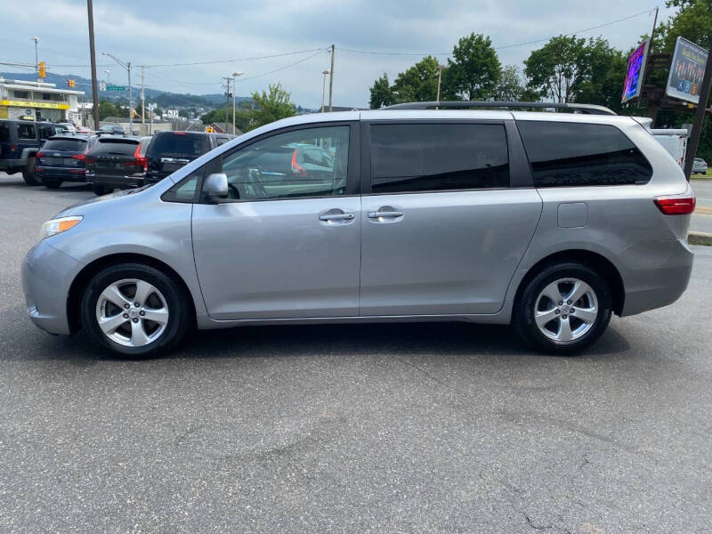 2017 Toyota Sienna LE 8-Passenger