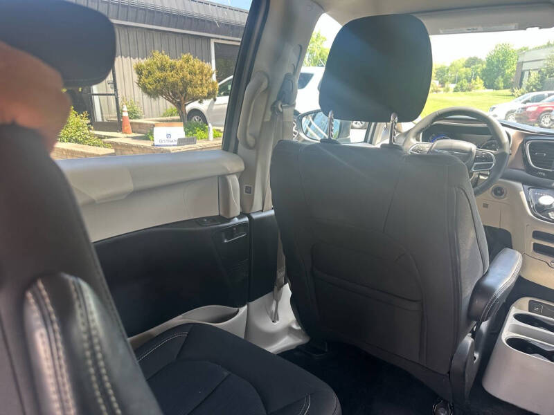 2023 Chrysler Voyager LX