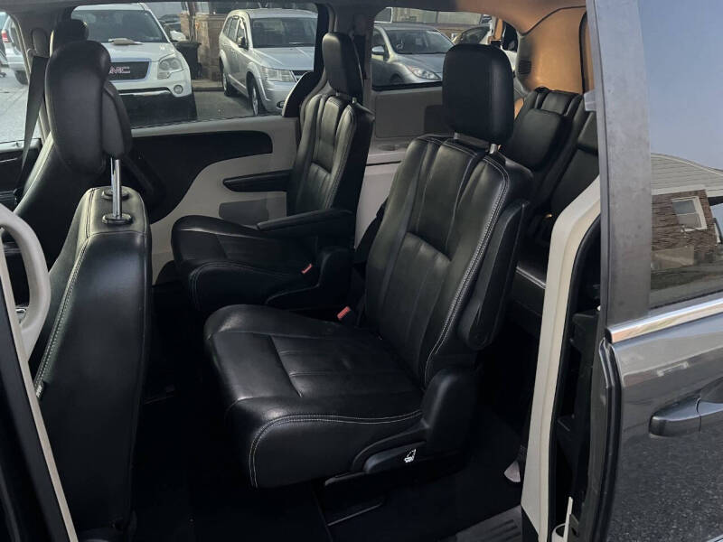 2012 Chrysler Town and Country Touring