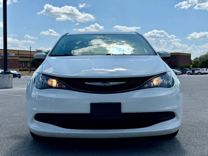 2022 Chrysler Voyager LX