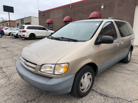 2000 Toyota Sienna for sale at AUTOSAVIN in Villa Park IL