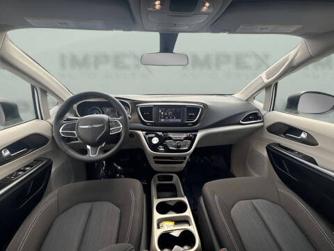 2022 Chrysler Voyager LX
