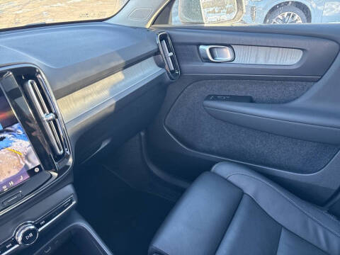 2025 Volvo XC40 B5 Plus Bright Theme