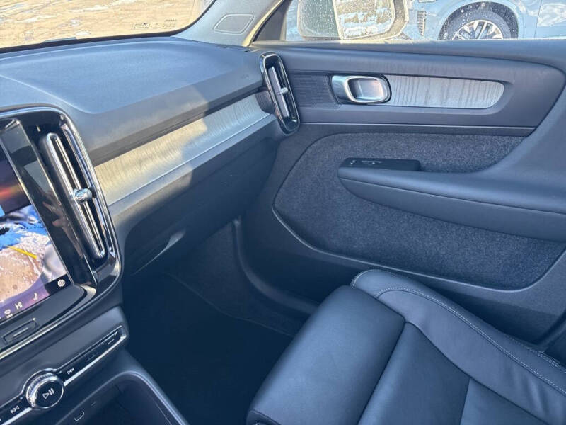 2025 Volvo XC40 B5 Plus Bright Theme