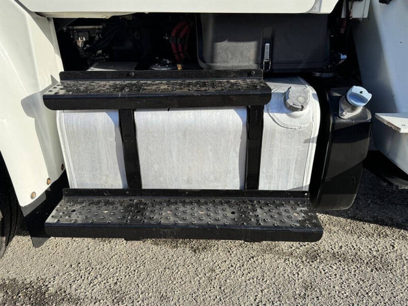 2015 Freightliner M2 106