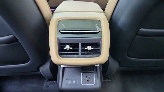 2025 Cadillac LYRIQ Luxury 3