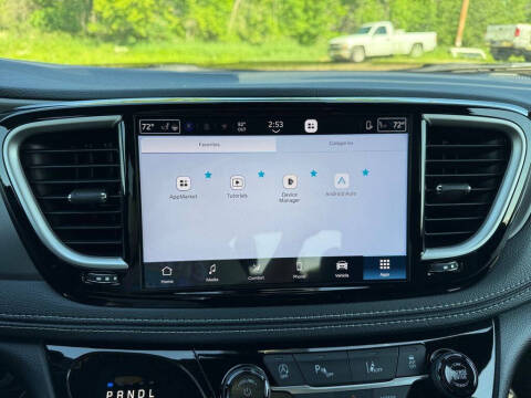2027 Chrysler Pacifica Select