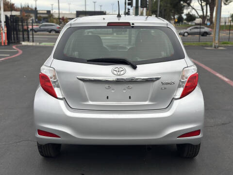 2012 Toyota Yaris 5-Door LE