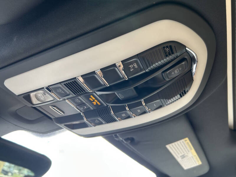 2017 Porsche Cayenne Platinum Edition