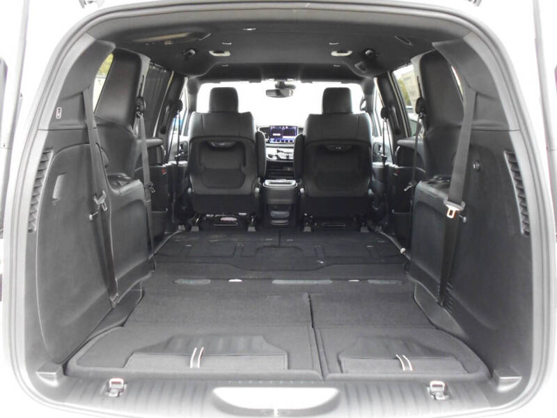 2027 Chrysler Pacifica Select