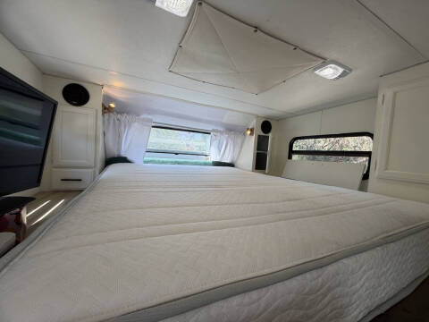 2013 Ford LANCE CAMPER 19