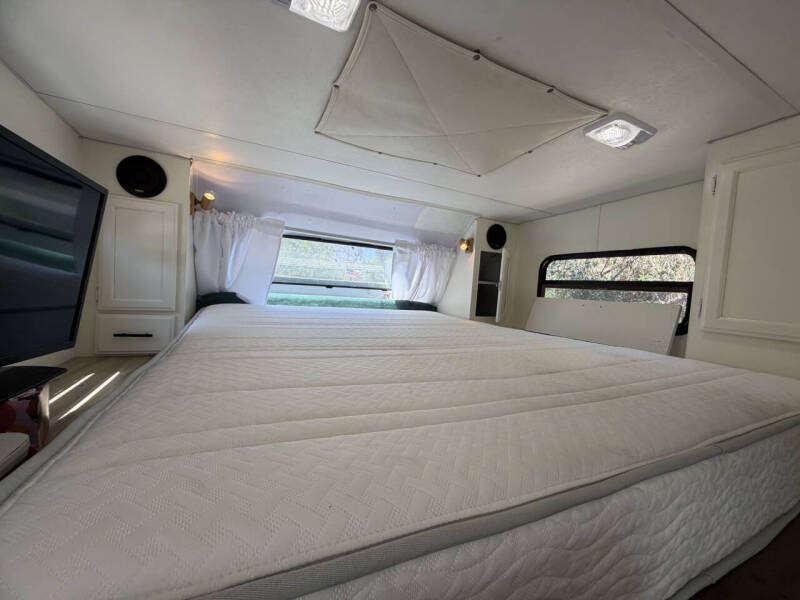 2013 Ford LANCE CAMPER 19
