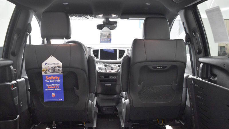 2025 Chrysler Pacifica Select