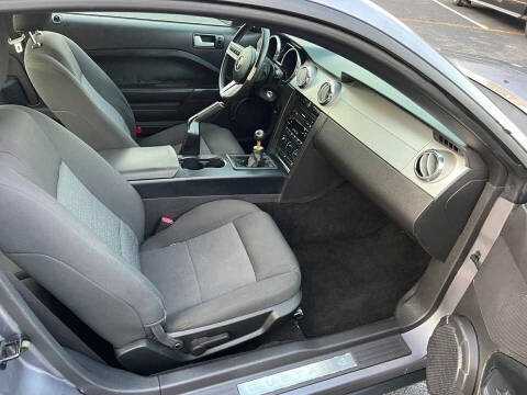 2006 Ford Mustang V6 Deluxe