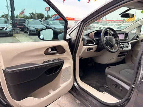 2022 Chrysler Voyager LX