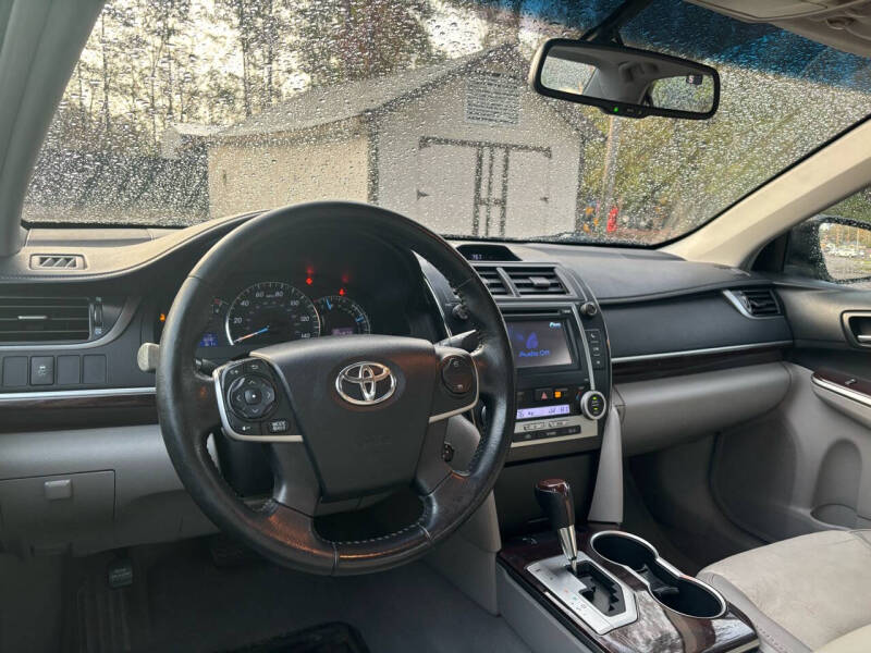 2013 Toyota Camry XLE photo 19