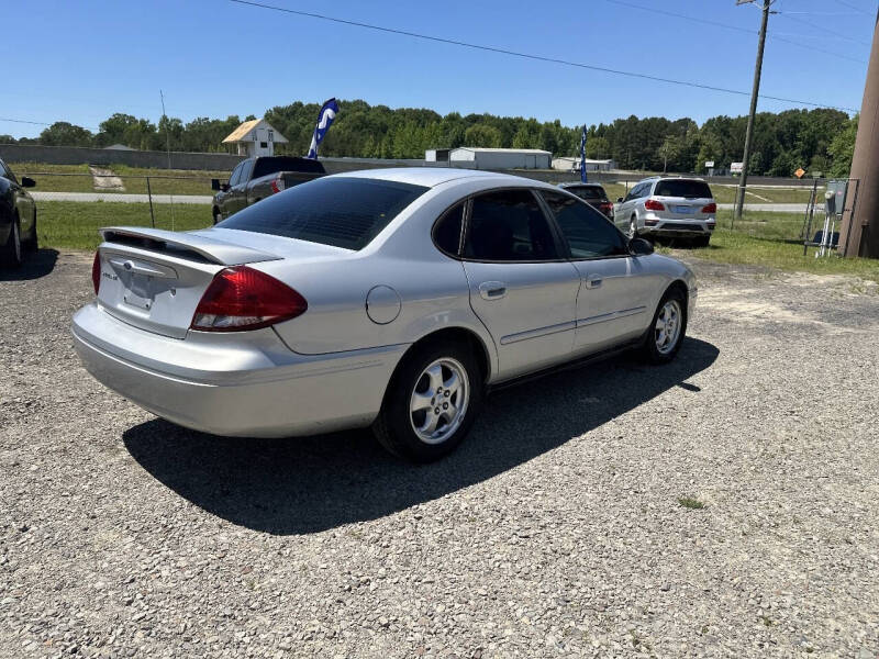 2004 Ford Taurus SE
