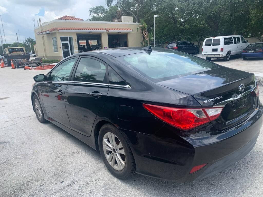 2014 Hyundai Sonata  - $8,900