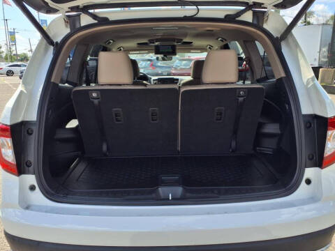 2022 Honda Pilot Touring w/Rear Captain's Chairs