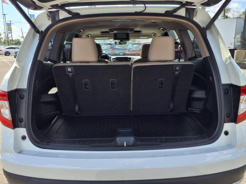 2022 Honda Pilot Touring w/Rear Captain's Chairs