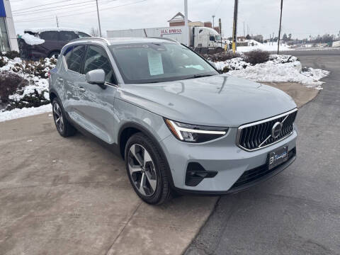 2025 Volvo XC40 B5 Plus Bright Theme
