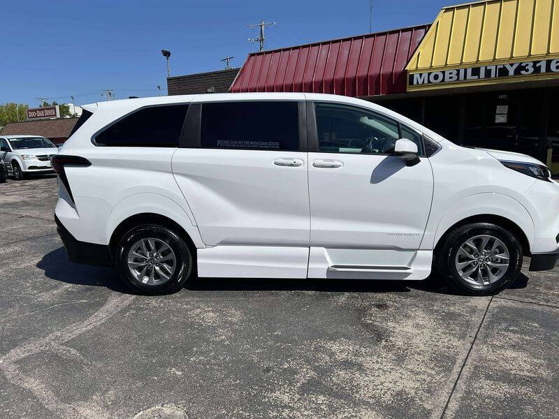 2025 Toyota Sienna LE 8-Passenger