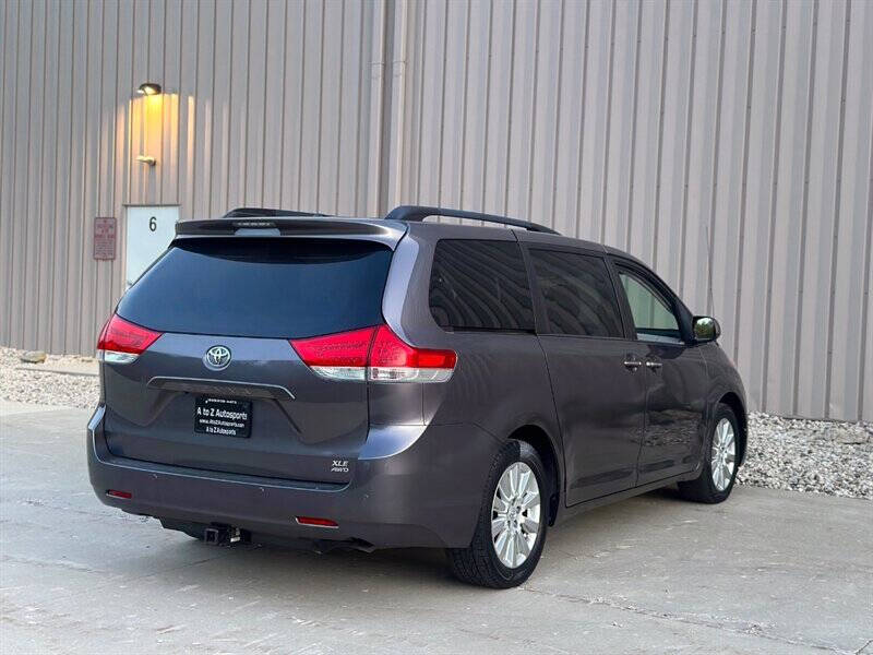 2014 Toyota Sienna XLE photo 11