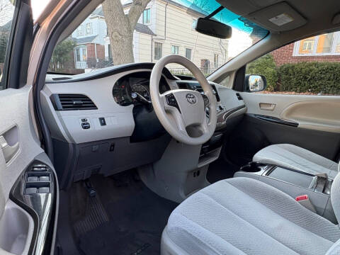 2012 Toyota Sienna LE 8-Passenger