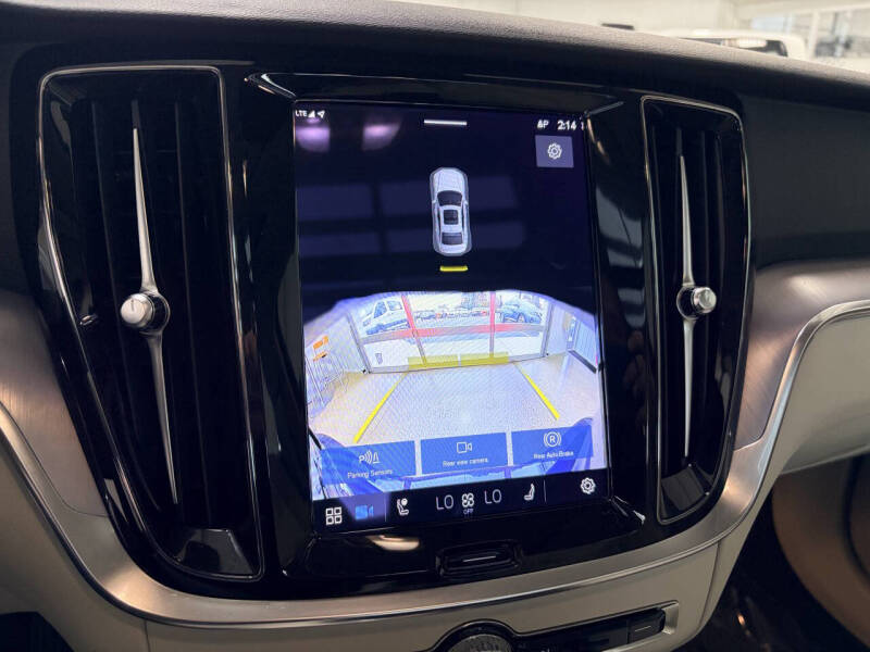 2024 Volvo S60 Recharge T8 Core Dark Theme