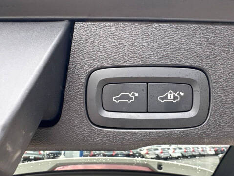 2023 Volvo XC60 B5 Plus Dark Theme