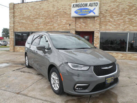 2022 Chrysler Pacifica for sale at Kingdom Auto Centers in Litchfield IL