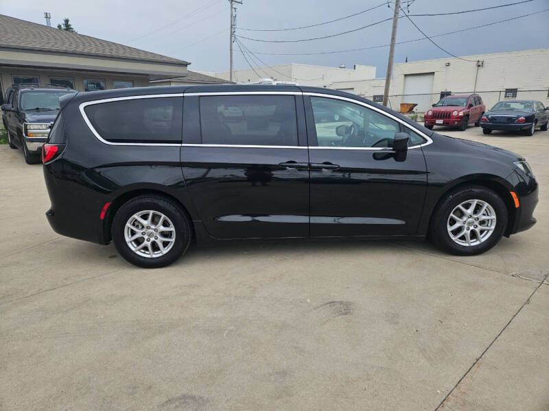 2022 Chrysler Voyager LX