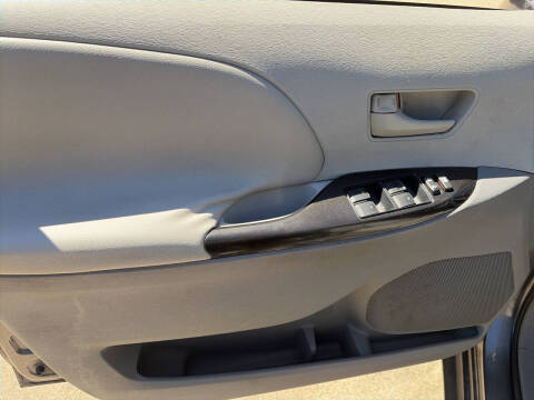 2011 Toyota Sienna LE 7-Passenger Auto Access Seat