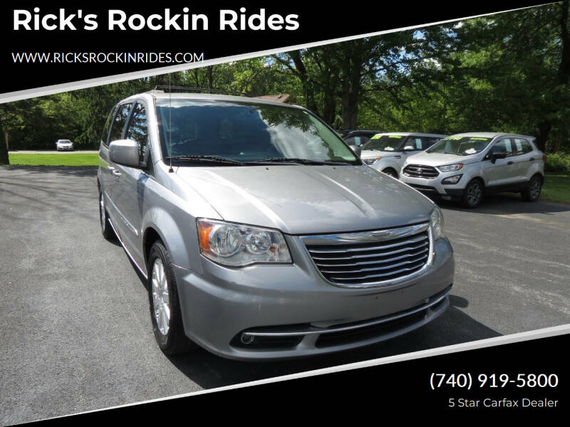 2016 Chrysler Town & Country Touring's photo