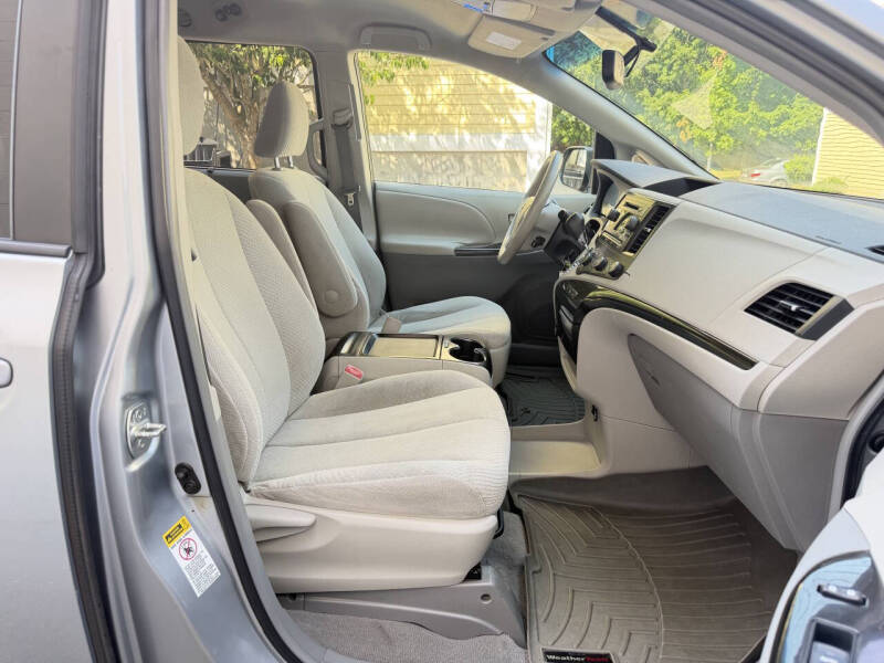 2011 Toyota Sienna LE 8-Passenger