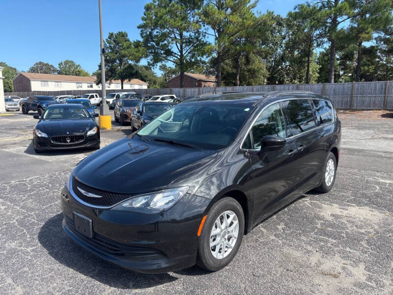 2020 Chrysler Voyager's photo