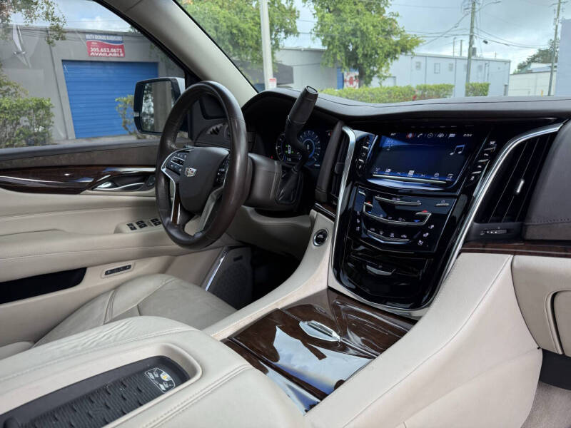 2016 Cadillac Escalade Luxury Collection