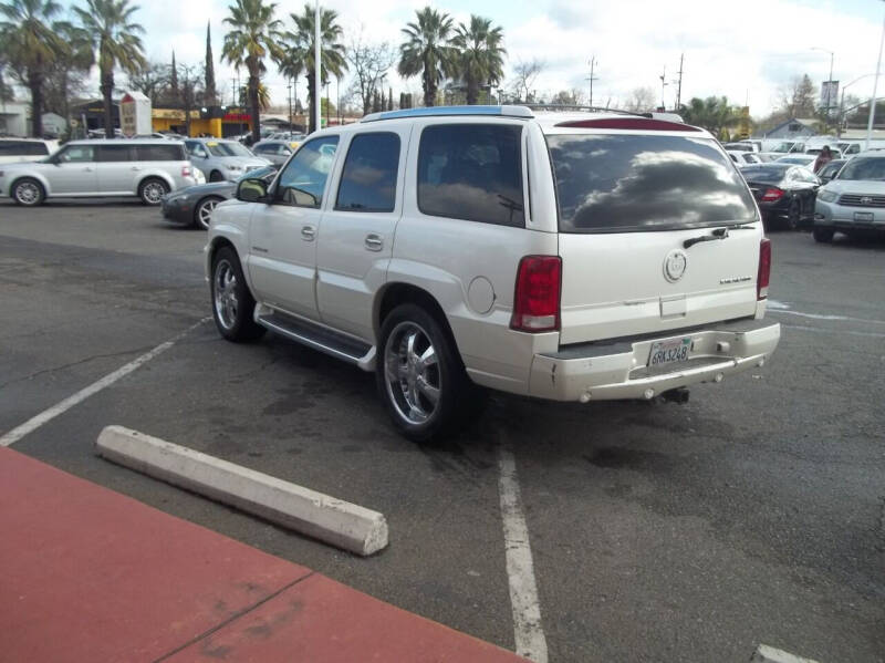 2004 Cadillac Escalade Base photo 12