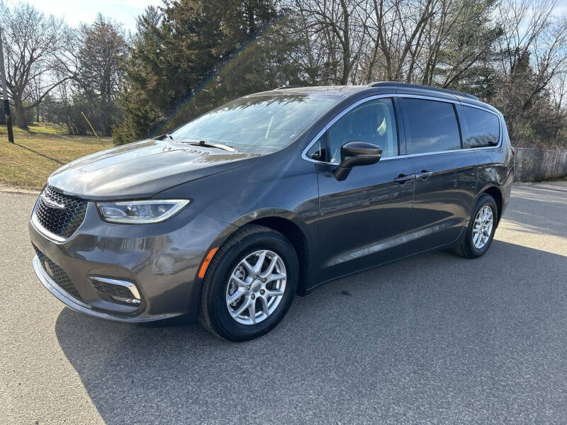 2022 Chrysler Pacifica Touring L photo 2