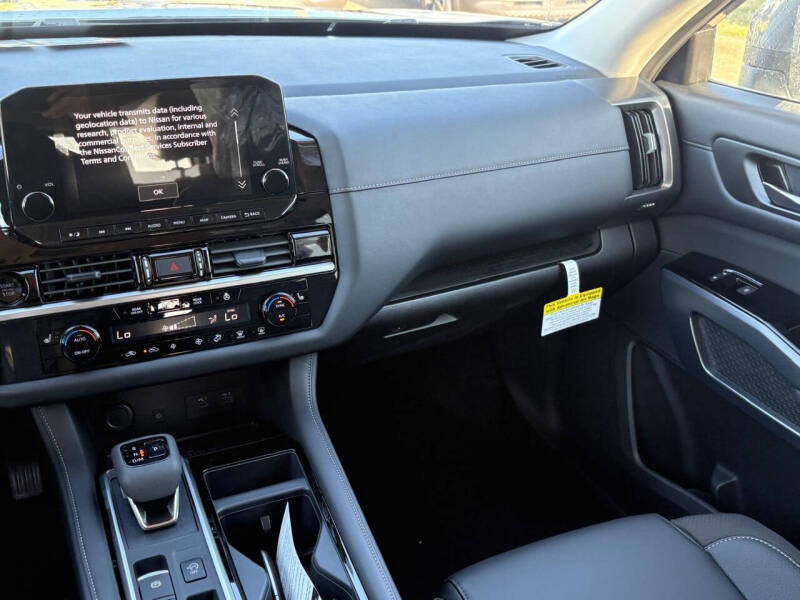 2025 Nissan Pathfinder SL