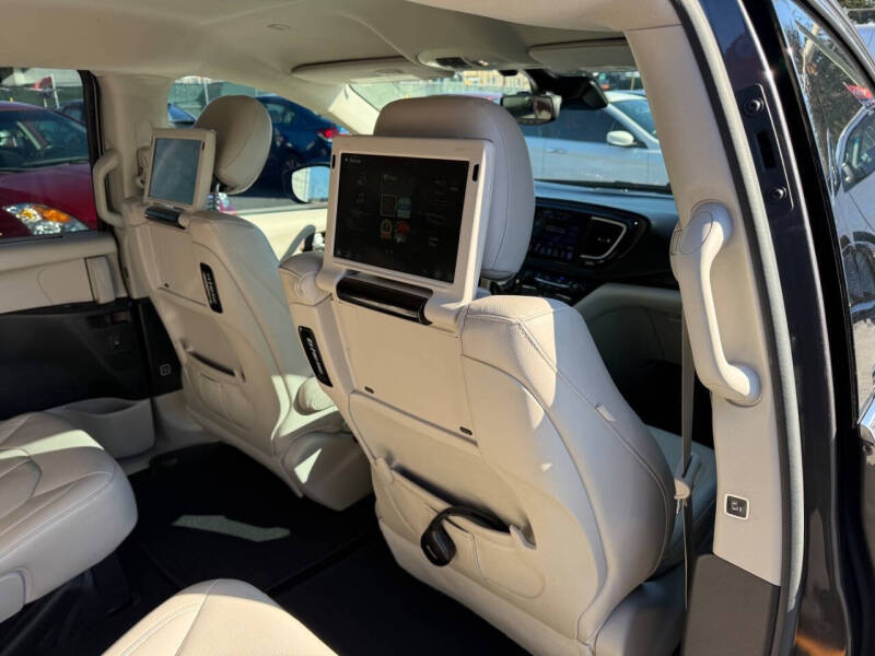 2017 Chrysler Pacifica Touring-L Plus