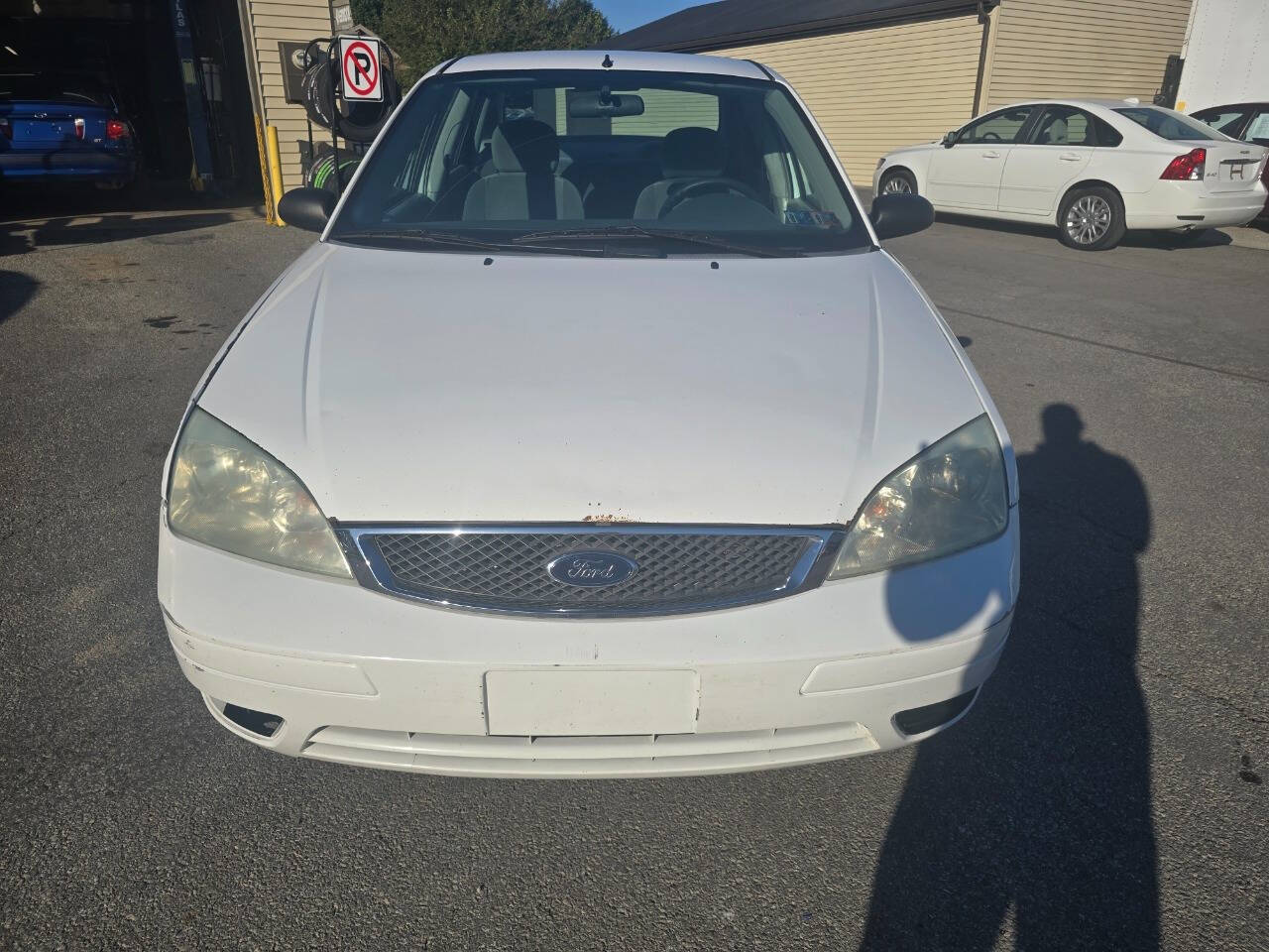 2005 Ford Focus for sale at QUEENSGATE AUTO SALES in York, PA