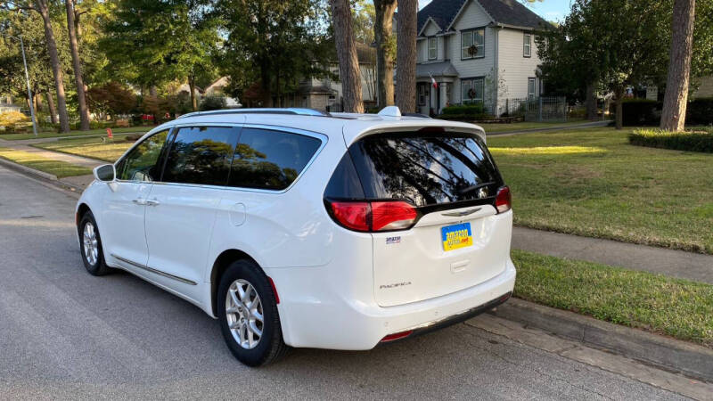 2020 Chrysler Pacifica Touring L photo 4