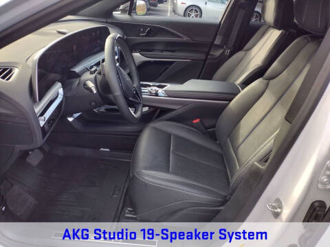 2025 Cadillac LYRIQ Luxury 3