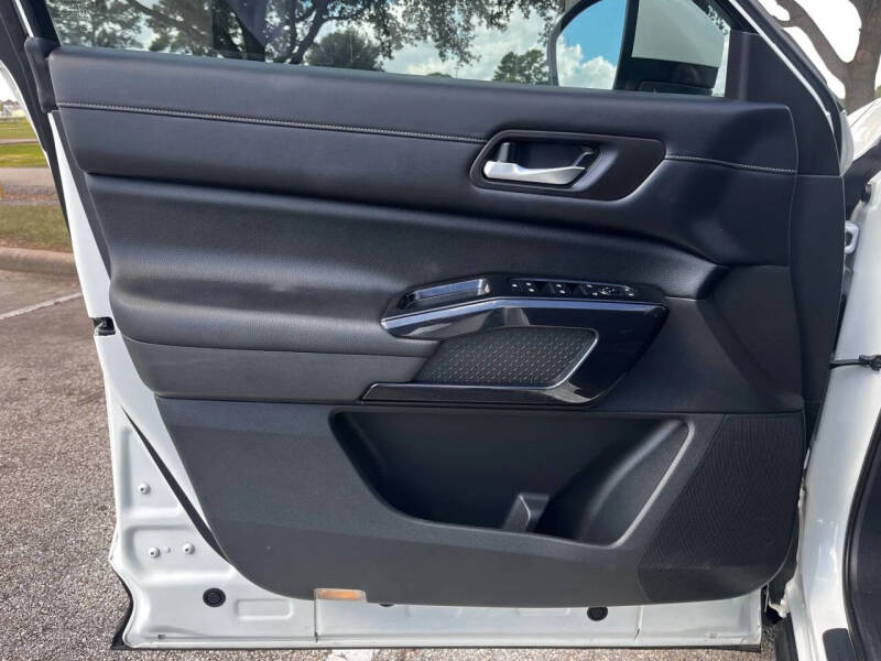 2022 Nissan Pathfinder SV