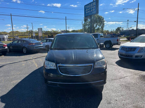 2014 Chrysler Town and Country for sale at TIGER AUTO SALES INC in Redford MI