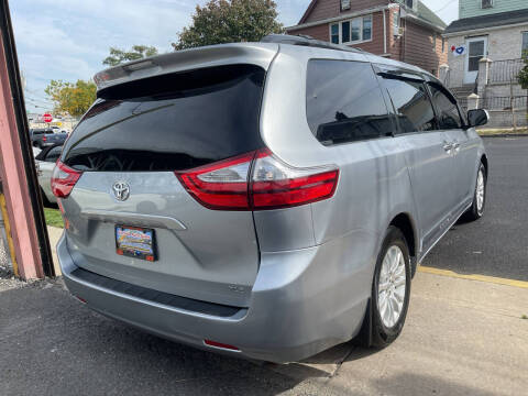 2015 Toyota Sienna XLE 7-Passenger Auto Access Seat